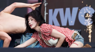 [한국야동] 숨막히는 | 2025 워터밤 썸머퀸 권은비 Crazy in Love 클릭한번